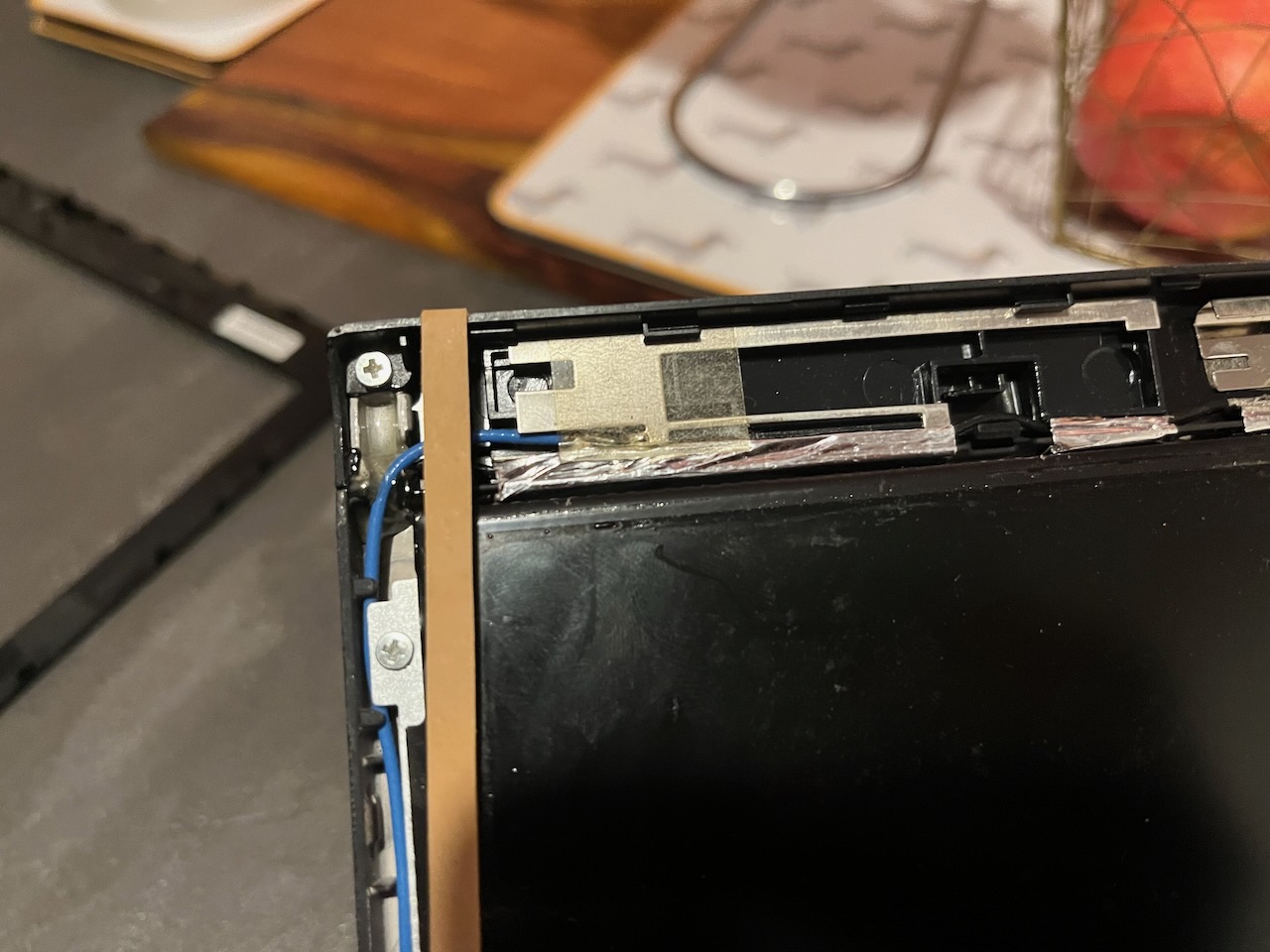 Using Araldite to fix split lid of the laptop